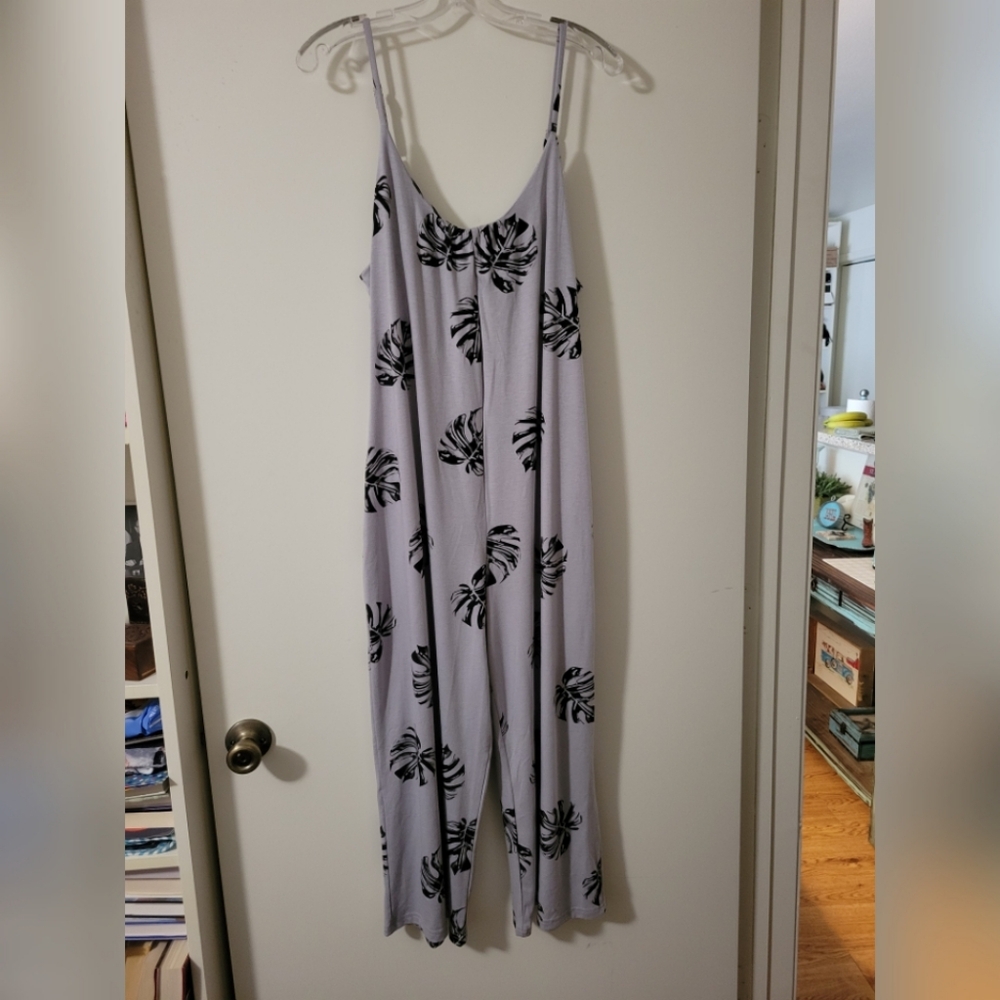 Elegant Black and White Leaf Print Jumpsuit